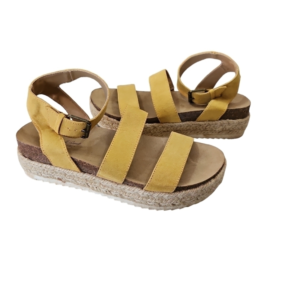 Universal Thread Mustard Yellow Ankle Buckle Platform Sandal Size 7.5W